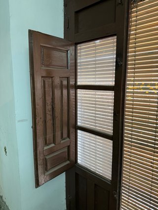 Balconeras de madera antigua con contraventanas