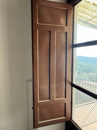 Balconeras de madera antigua con contraventanas