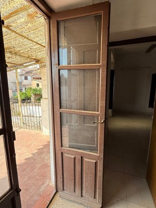 Balconeras de madera antigua con contraventanas