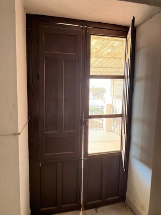 Balconeras de madera antigua con contraventanas