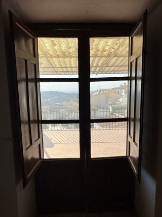 Balconeras de madera antigua con contraventanas