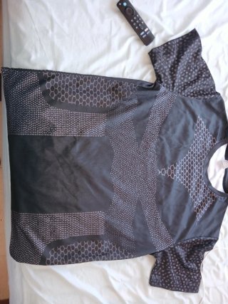 Camisa deportiva gris y negra