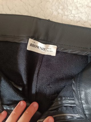 Pantalón de cuero negro ancho