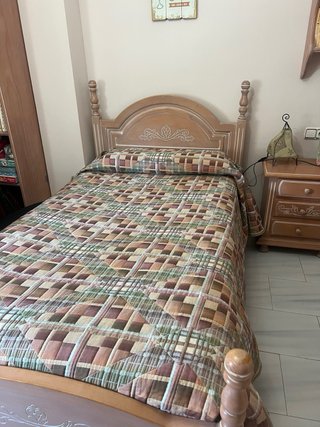 Cama individual de madera color beige