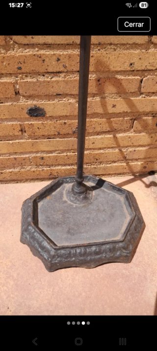 Paragüero antiguo de hierro forjado.