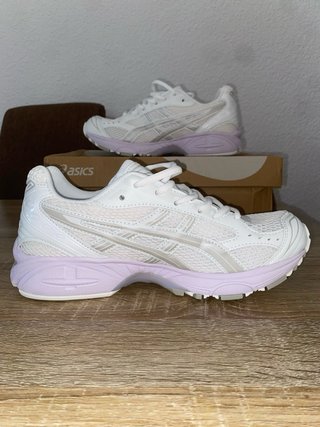 ASICS Gel-Kayano 14 blancas con detalles rosa/lila