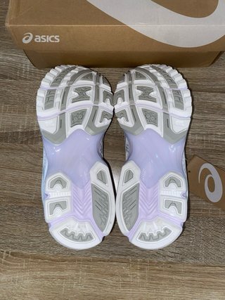 ASICS Gel-Kayano 14 blancas con detalles rosa/lila