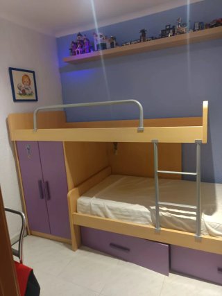 Litera modular con armario y cajones y un colchón.