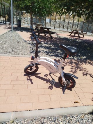 Bicicleta eléctrica plegable blanca