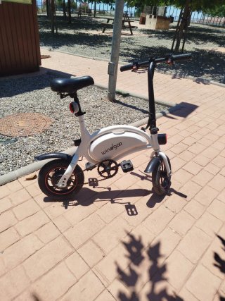 Bicicleta eléctrica plegable blanca