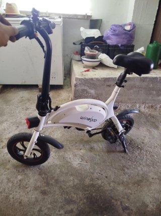 Bicicleta eléctrica plegable blanca
