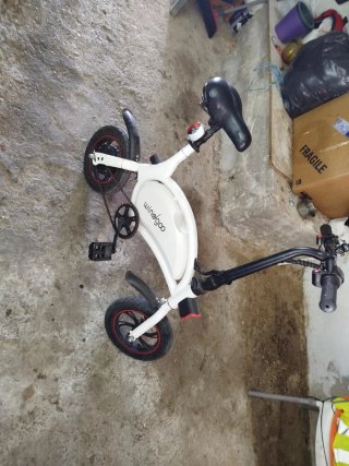 Bicicleta eléctrica plegable blanca