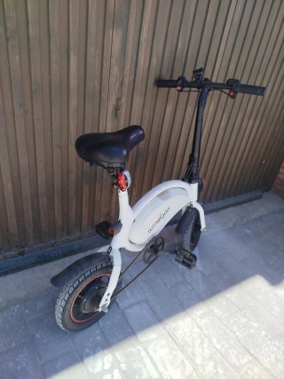 Bicicleta eléctrica plegable blanca