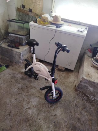 Bicicleta eléctrica plegable blanca