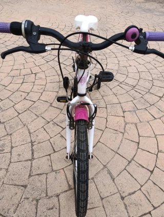 Bicicleta infantil rosa y blanca