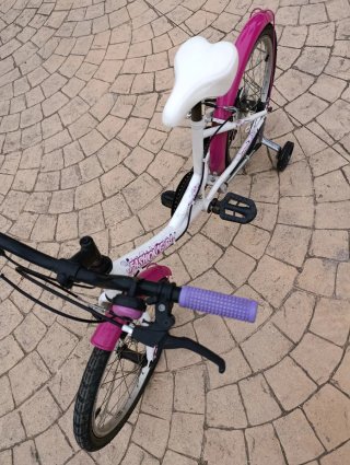 Bicicleta infantil rosa y blanca