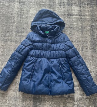 Casaco acolchoado azul com capuz
