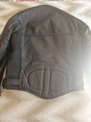 Chaqueta de cuero negra, talla 42.