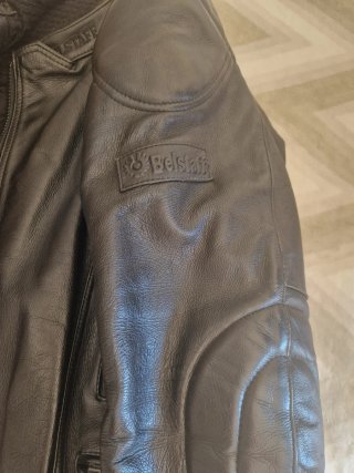 Chaqueta de cuero negra, talla 42.