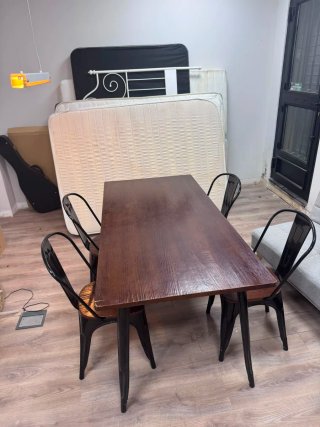 Mesa de comedor y 4 sillas