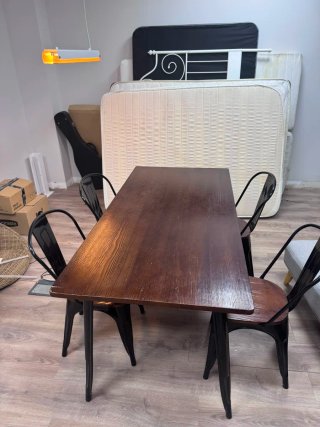Mesa de comedor y 4 sillas