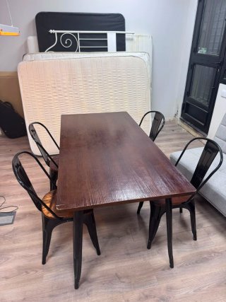 Mesa de comedor y 4 sillas