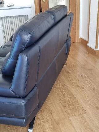 Sofá de dos plazas y sillón de piel  Negociable