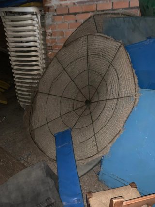 Sombrillas de esparto y metal usadas