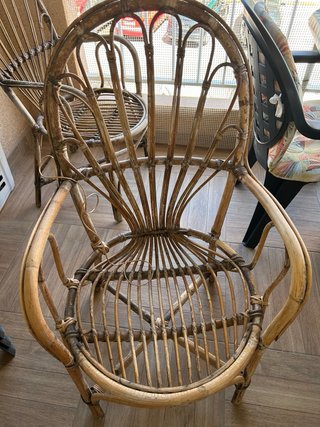 Sillones o butacas de mimbre  a medio restaurar.