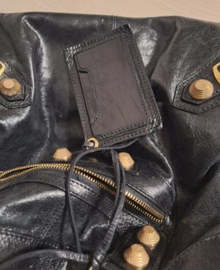Borsa in pelle nera con borchie dorate