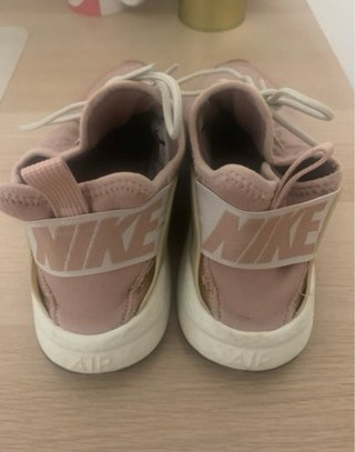 Deportivas Nike Rosas y Beige