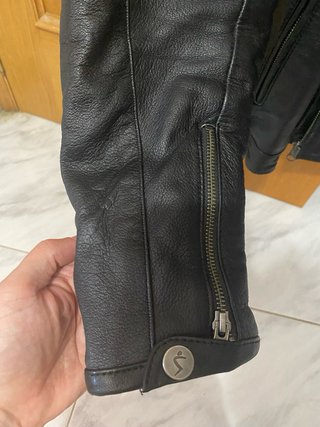 Chaqueta de piel marca Cafe Racer para moto