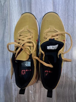 Zapatillas Nike Doradas y Rojas
