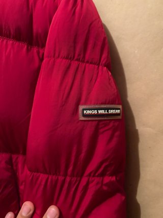 Chaqueta roja con capucha y pelo