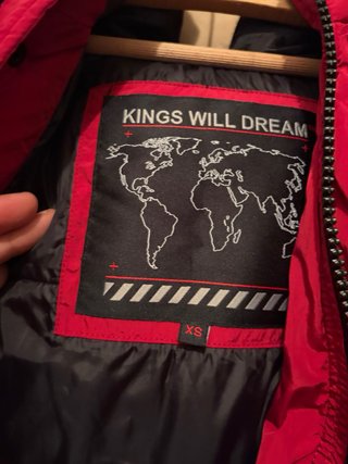 Chaqueta roja con capucha y pelo
