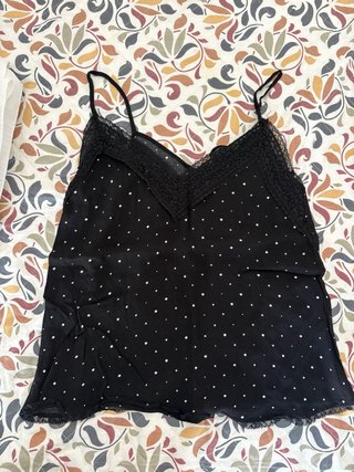 Blusa negra con puntos y encaje