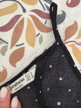 Blusa negra con puntos y encaje