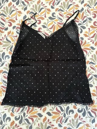 Blusa negra con puntos y encaje