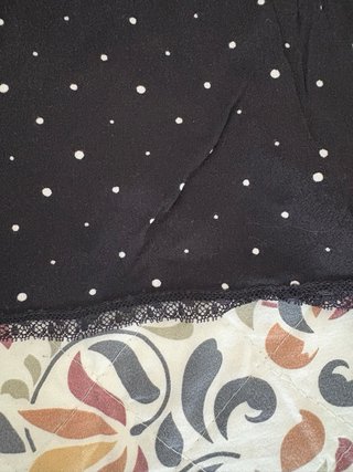 Blusa negra con puntos y encaje