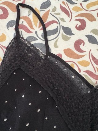 Blusa negra con puntos y encaje
