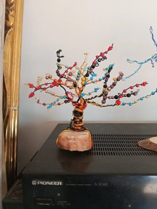 Árbol de alambre y cuentas decorativo