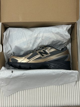 New Balance Sneakers 740, Negro/Dorado. 44 EUR