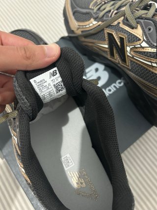 New Balance Sneakers 740, Negro/Dorado. 44 EUR