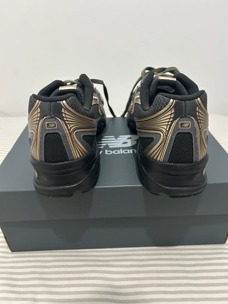 New Balance Sneakers 740, Negro/Dorado. 44 EUR