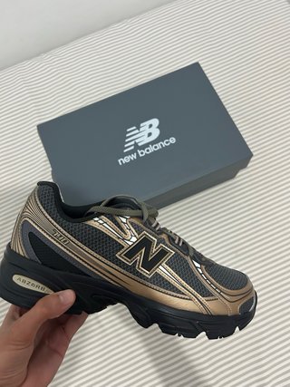 New Balance Sneakers 740, Negro/Dorado. 44 EUR