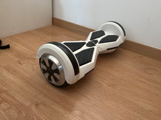 Hoverboard blanco y negro sin cargador
