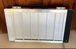 Rampa de aluminio plegable para silla de ruedas.