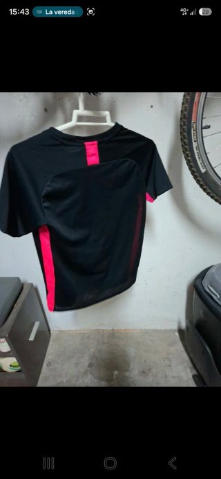 Camiseta Nike infantil negra y fucsia