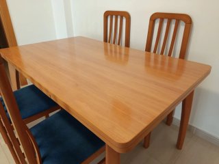 Mesa comedor de madera maciza y 4 sillas