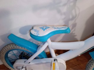Bicicleta infantil blanca y azul